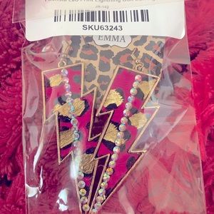 Fuchsia leopard print earrings and necklace set